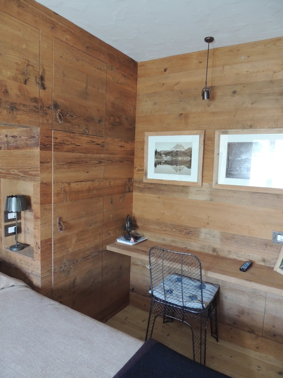 camera in legno con tavolo e armadio incassati_Falegnameria Bariza