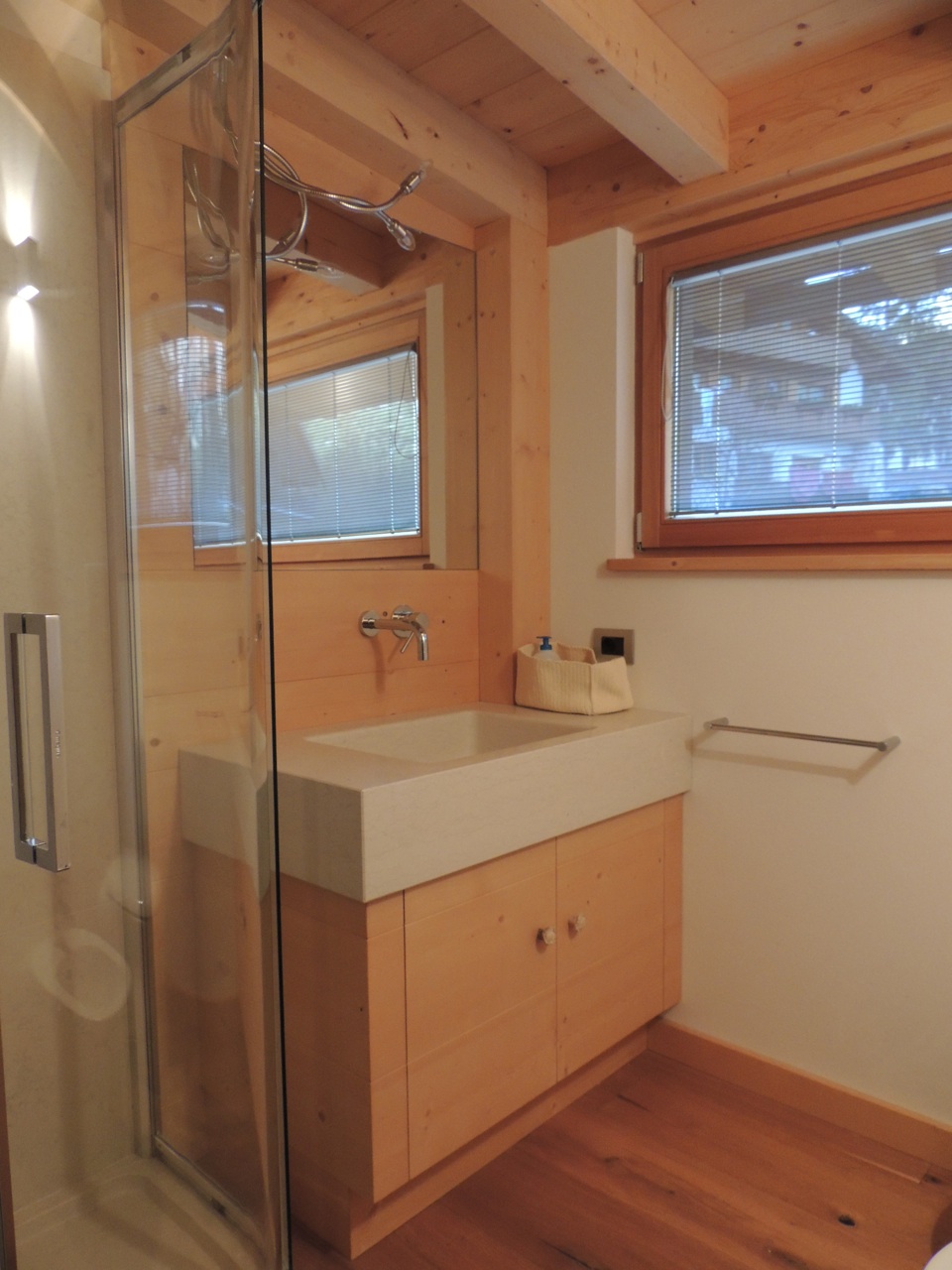 bagno stile montagna_Falegnameria Bariza