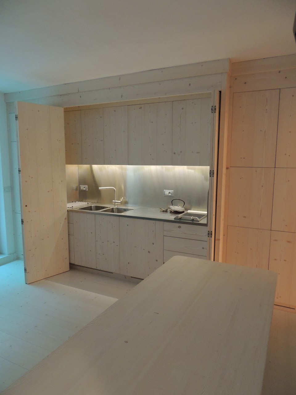 cucina a scomparsa in legno_falegnameria Bariza