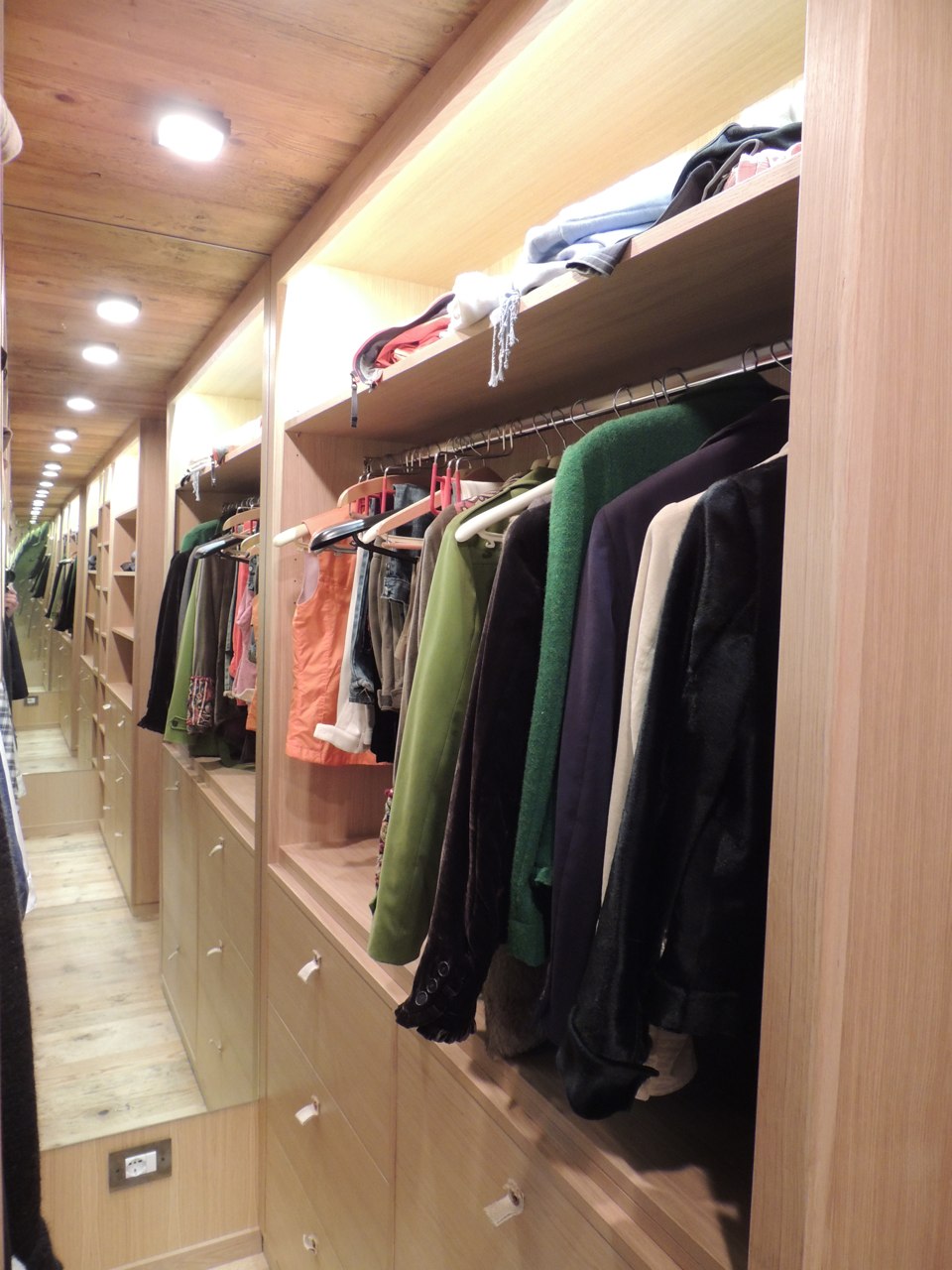 arredamento per negozio in legno_falegnameria Bariza