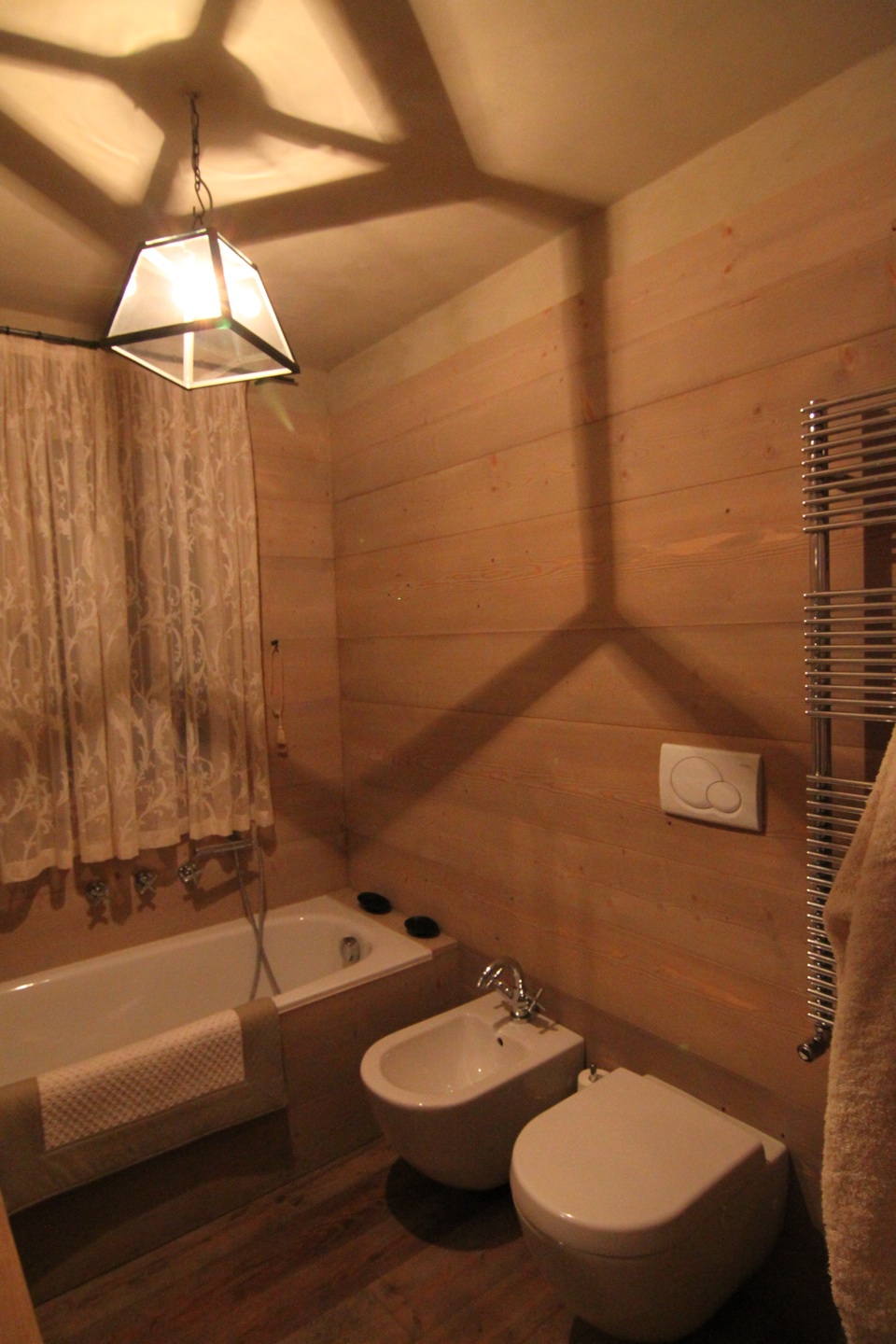 Bagno interamente in legno con vasca_Falegnameria Bariza