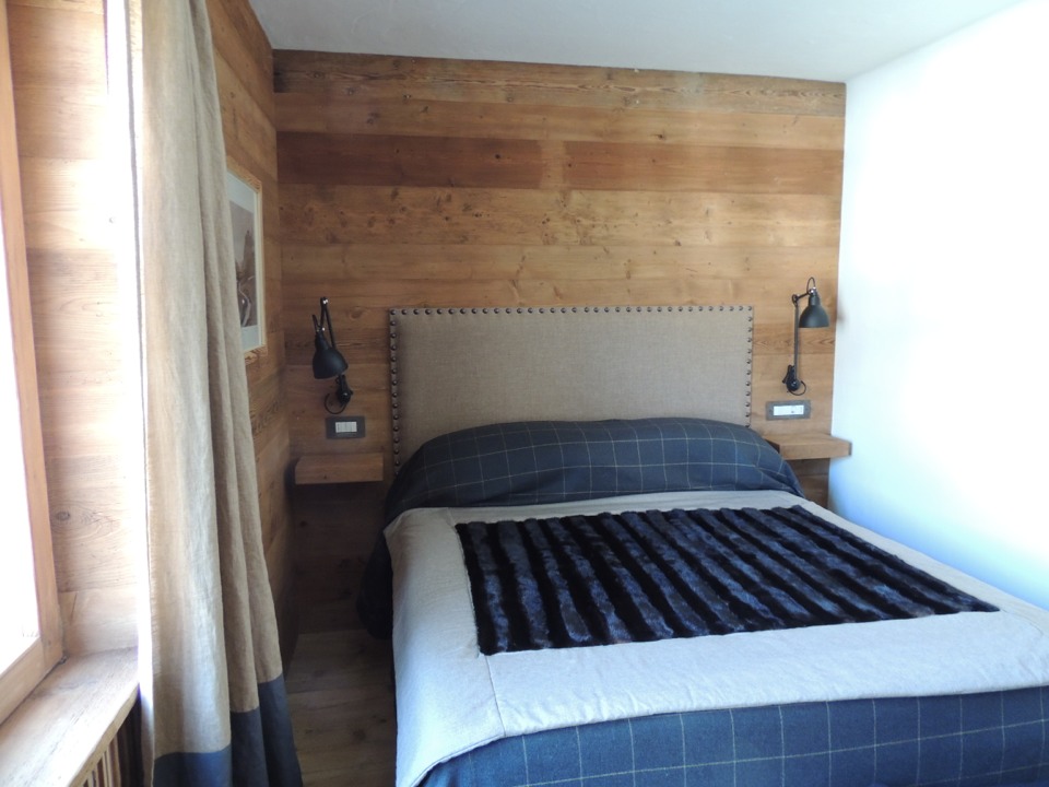 camera in legno su misura con testiera in tessuto_Falegnameria Bariza