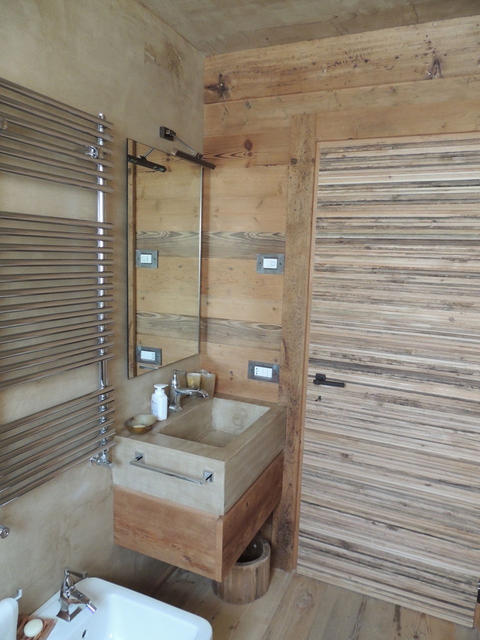 bagno con lavandino pietra e legno_Falegnameria Bariza