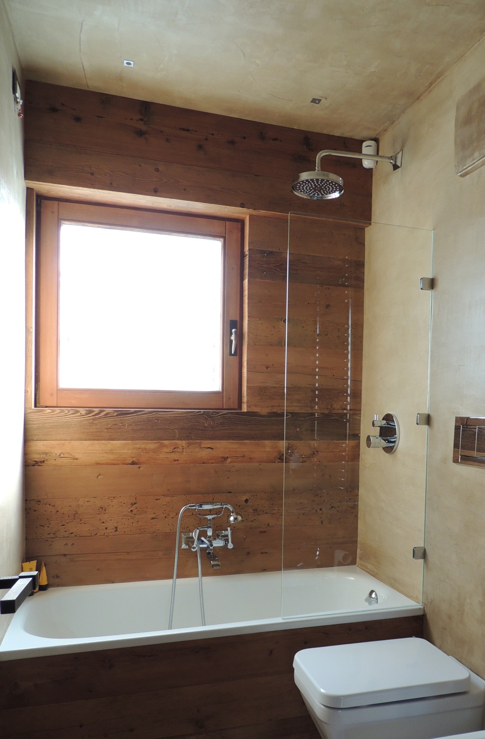 bagno in legno con finestra sopra vasca_Falegnameria Bariza
