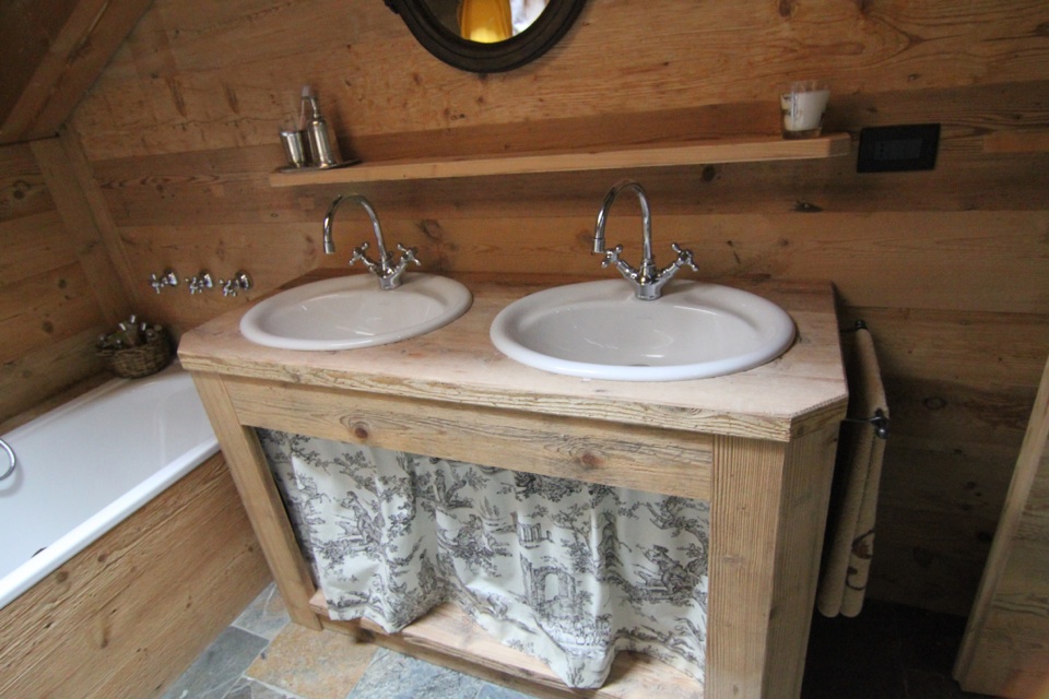 bagno in legno con lavandino tondo doppio_Falegnameria Bariza