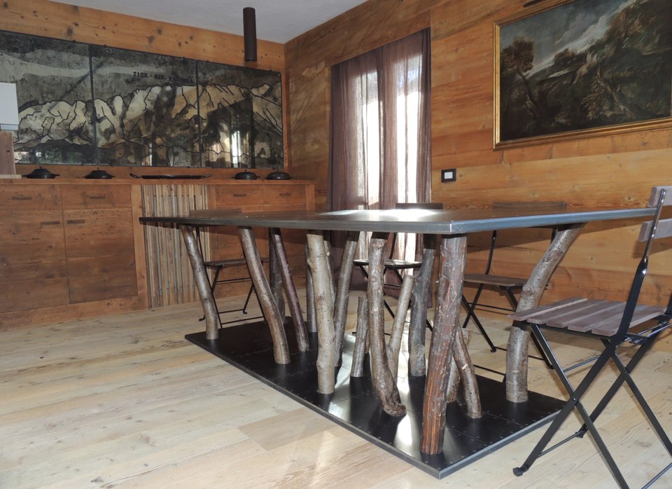 tavolo con gambe in legno_falegnameria Bariza