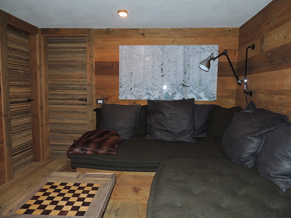 salotto di chalet di montagna_falegnameria Bariza
