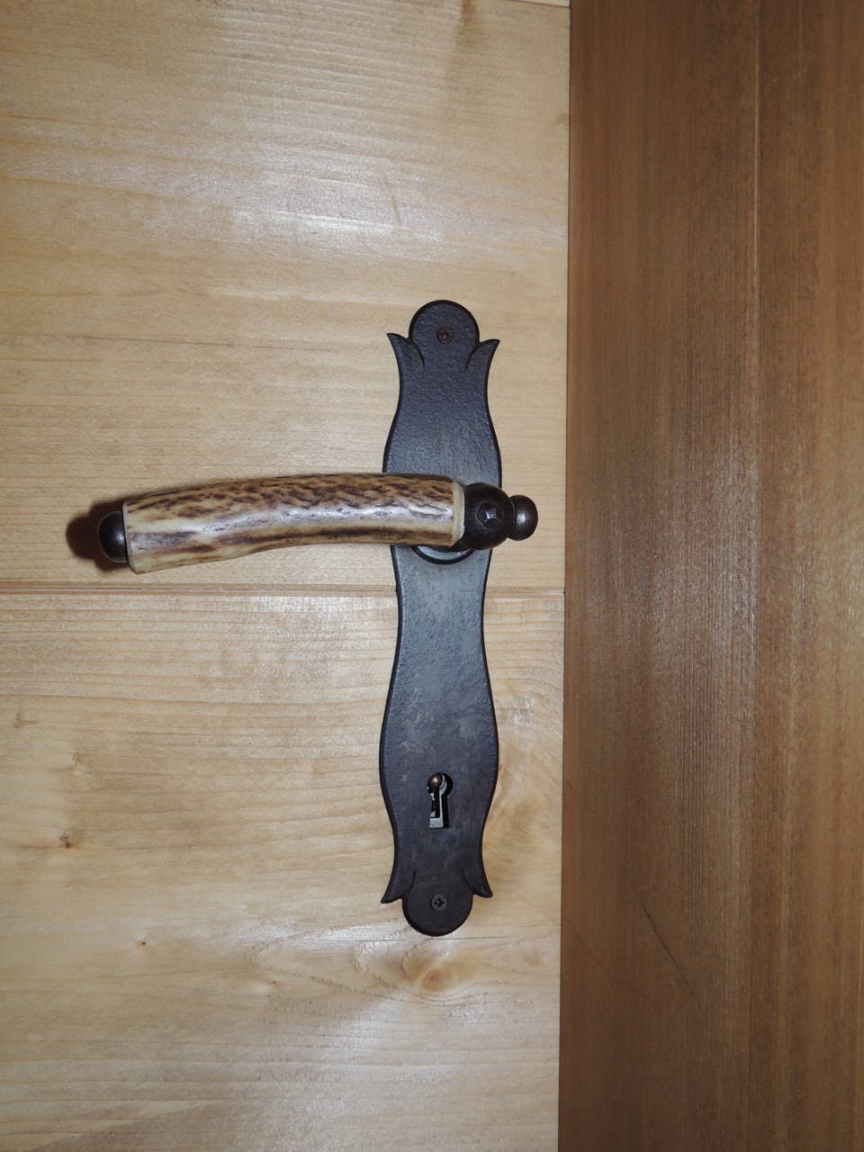maniglia in legno e ferro sagomato_falegnameria Bariza