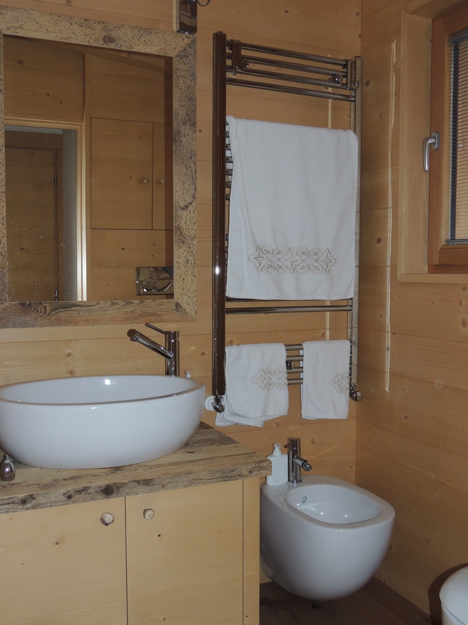 Bagno con legno diverso_Falegnameria Bariza
