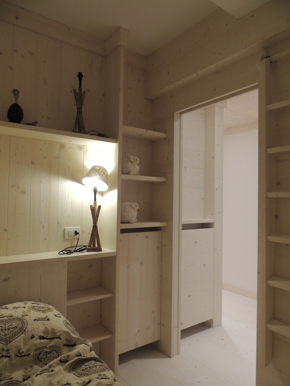 cameretta in legno chiaro su misura_falegnameria Bariza