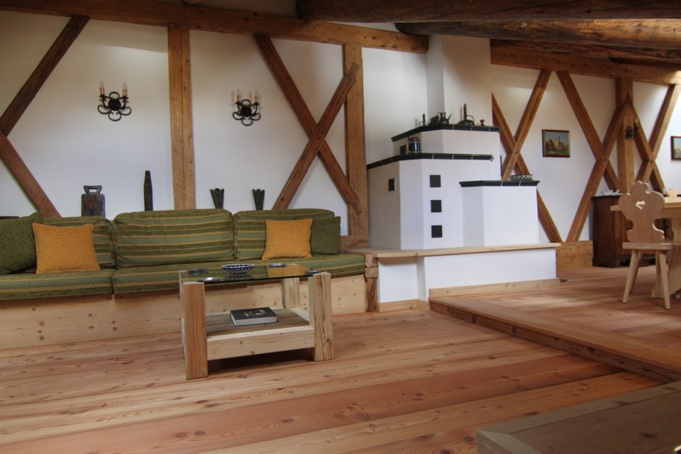salotto con stube Chalet di montagna_falegnameria Bariza