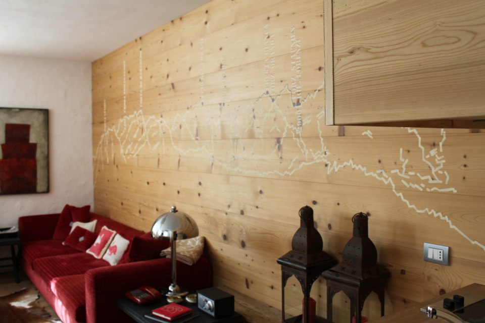 decoro di parete salotto_falegnameria Bariza