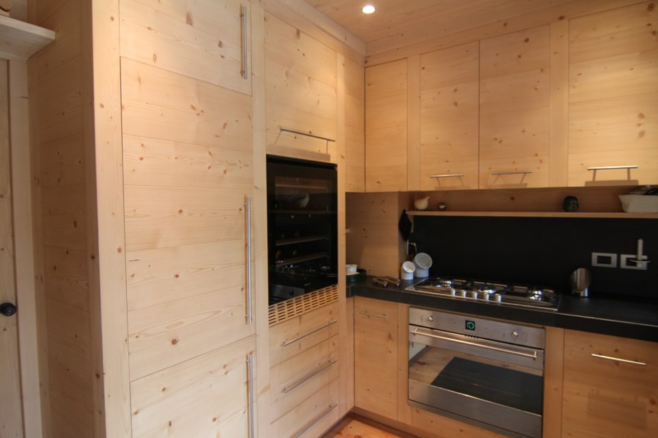 cucina in legno chiaro su misura_falegnameria Bariza
