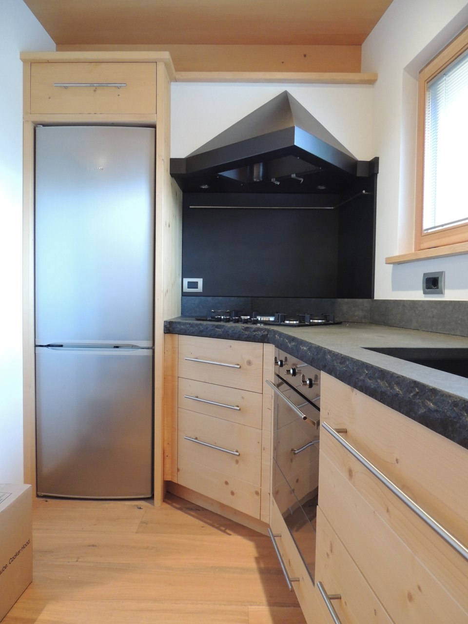 cucina ad angolo e frigo a muro_falegnameria Bariza