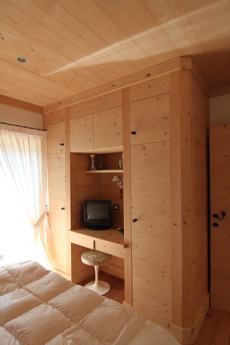 armadio a parete in legno_falegnameria Bariza