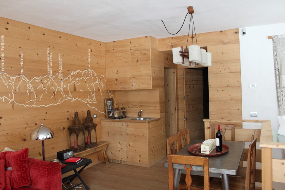 salotto in legno con decori montagne a parete_falegnameria Bariza