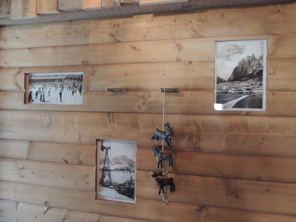 parete in legno con dettagli_falegnameria Bariza