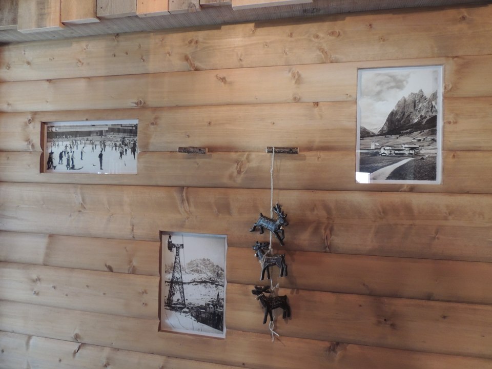 parete in legno con dettagli_falegnameria Bariza