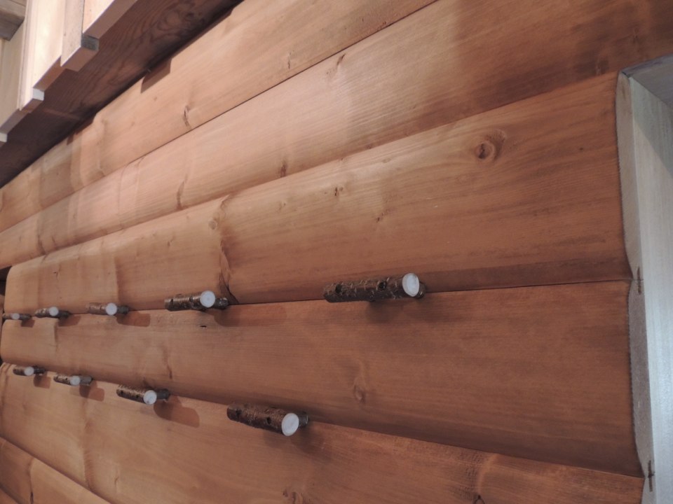 attaccapanni per parete in legno_falegnameria Bariza