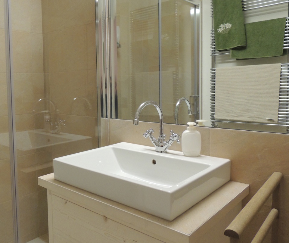 Lavandino bagno in legno con specchio_Falegnameria Bariza