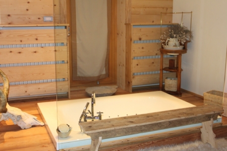 bagno in legno con vasca rasoterra_Falegnameria Bariza