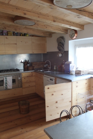cucina in legno con vano porta elettrodomestici_falegnameria Bariza