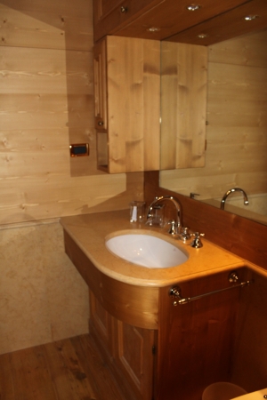 Lavandino bagno in legno e marmo_Falegnameria Bariza