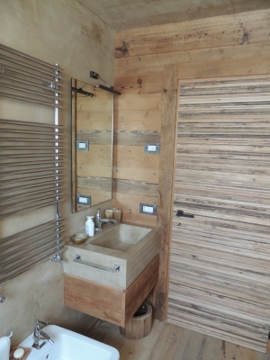 bagno con lavandino pietra e legno_Falegnameria Bariza