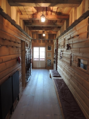 corridoio con pareti in legno_falegnameria Bariza