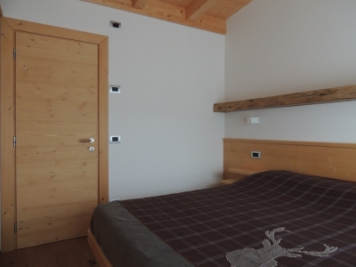 Camera doppia dettagli in legno_falegnameria Bariza