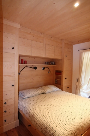 camera matrimoniale in legno su misura_Falegnameria Bariza