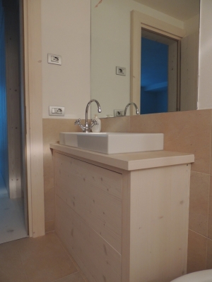 lavandino bagno in legno con cassettoni_Falegnameria Bariza