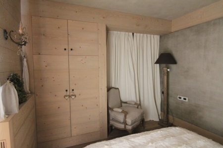 camera matrimoniale in legno con dettagli di tessuto_Falegnameria Bariza
