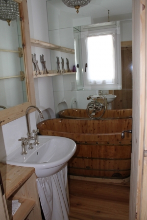 bagno con vasca in legno tinozza_Falegnameria Bariza