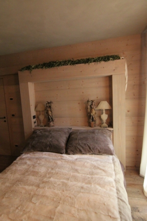 letto matrimoniale con testiera in legno porta oggetti_falegnameria Bariza