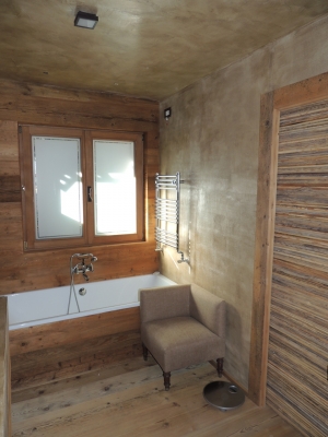 Bagno in legno con vasca ricoperta in legno