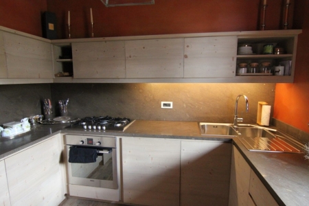 cucina in legno con mensole alte_falegnameria Bariza