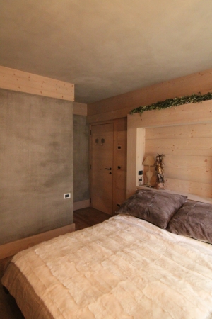 camera matrimoniale con testiera in legno su misura_Falegnameria Bariza