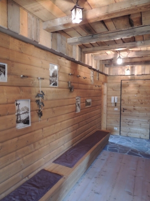 panca in legno in chalet di montagna_falegnameria Bariza