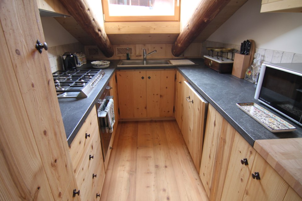 cucina di mansarda in legno_falegnameria Bariza