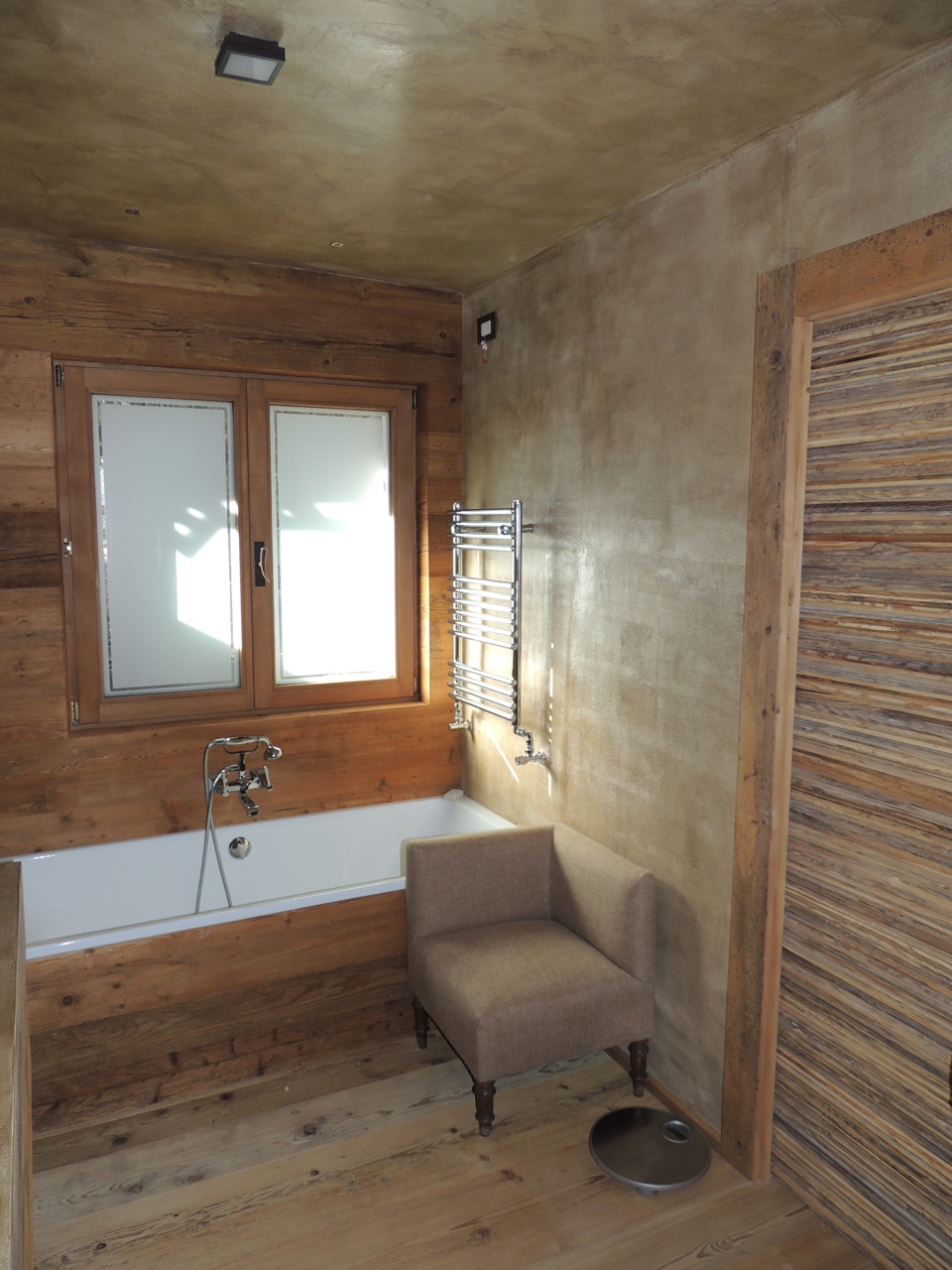 Bagno in legno con vasca ricoperta in legno