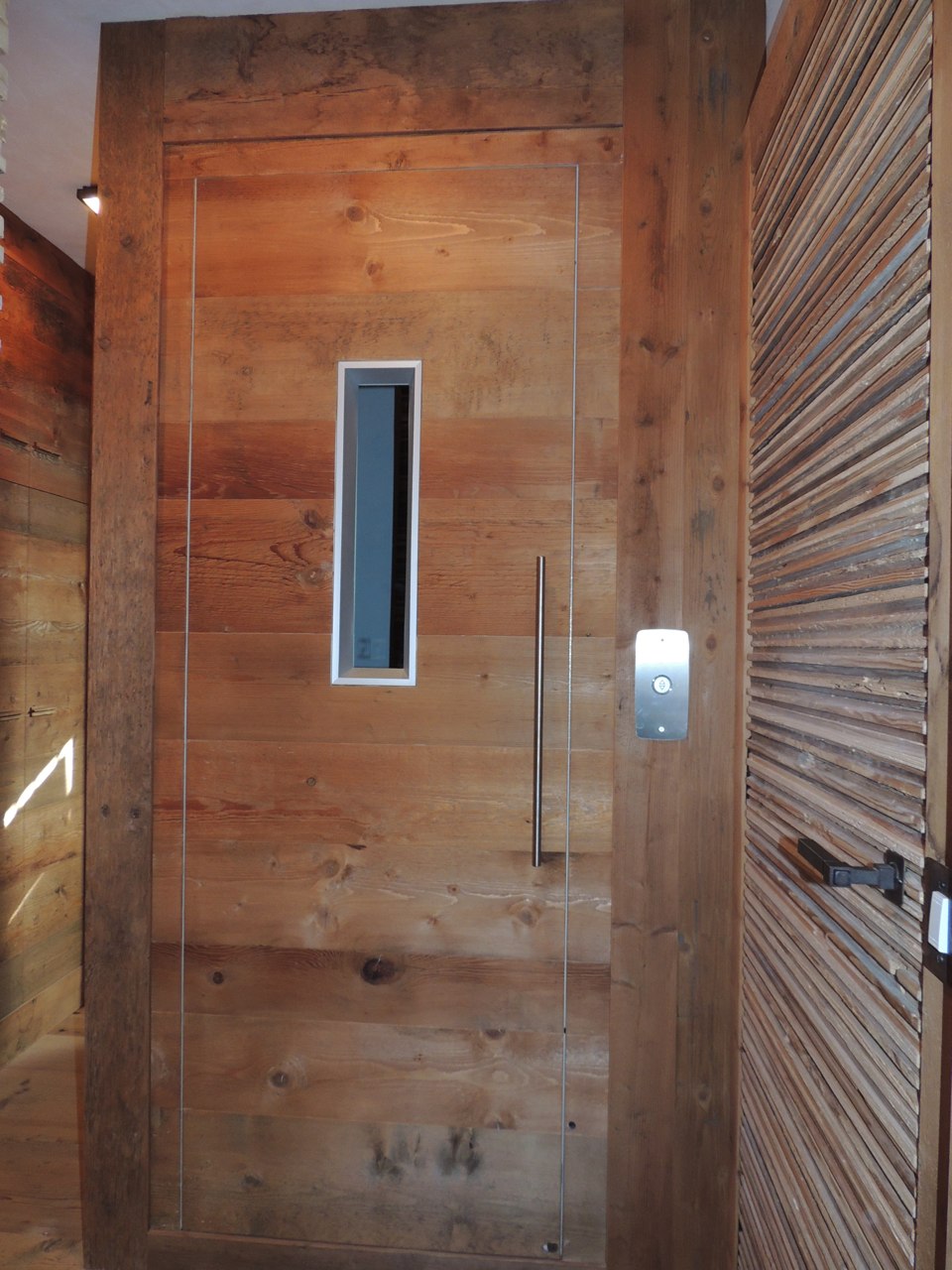 ascensore con porta in legno_falegnameria Bariza
