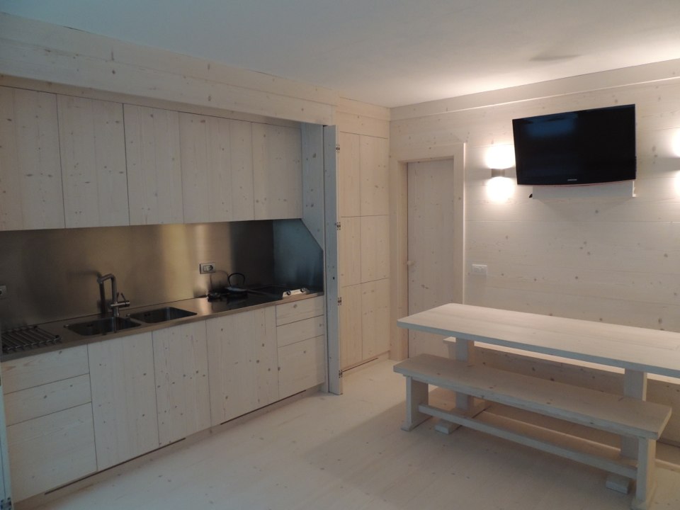 cucina in legno chiaro con tavolo e panche_falegnameria Bariza