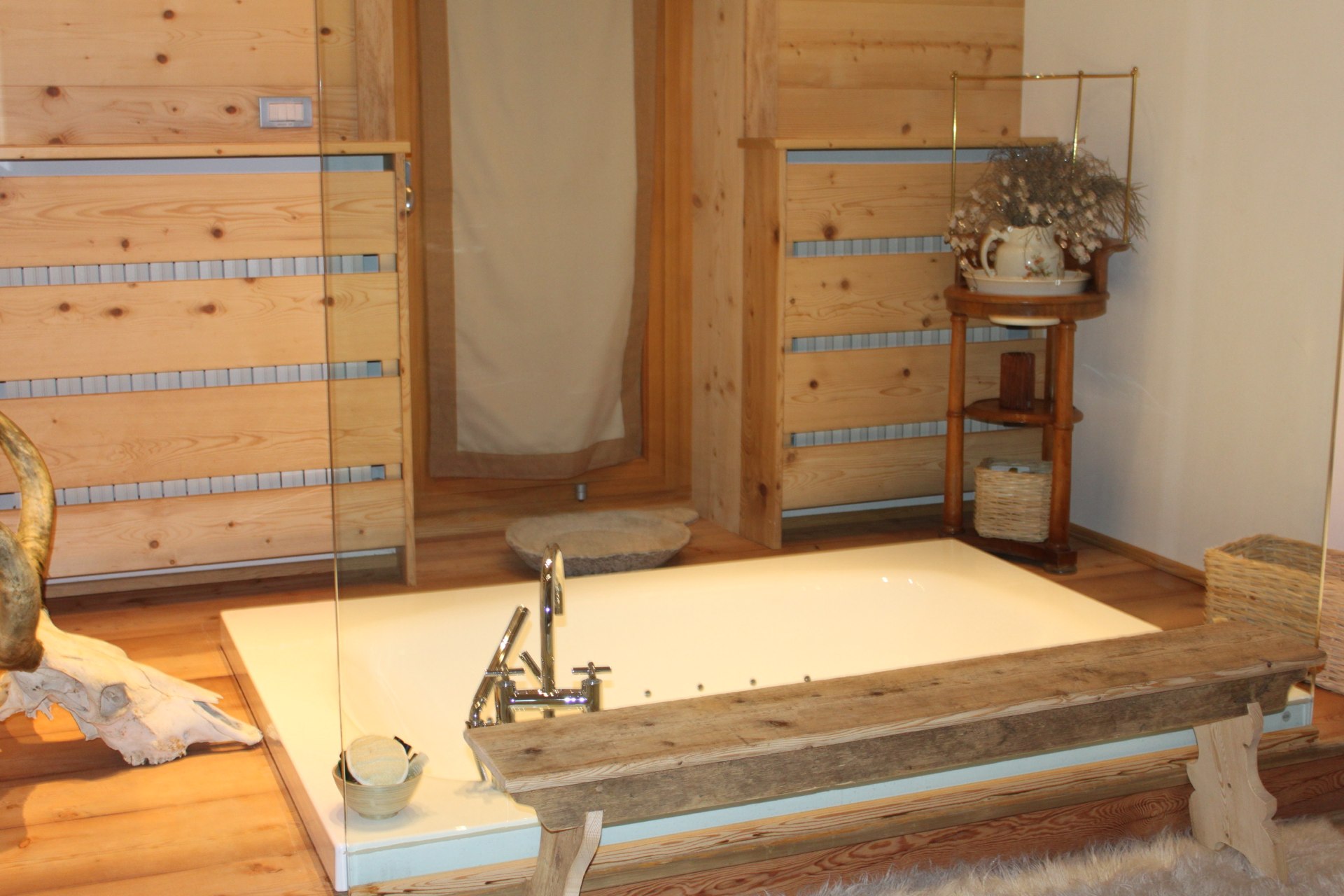 Bagno in legno con vasca rasoterra_Falegnameria Bariza